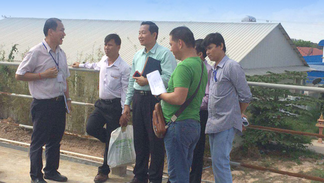 環(huán)?？偸痤I(lǐng)導(dǎo)到柬埔寨冠星廢水處理項(xiàng)目視察